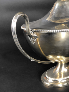 Sopera Inglesa en plata del platero James Young. - Mayflower