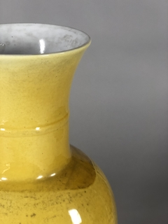 Vaso de porcelana amarilla Siglo XIX en internet