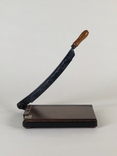 Guillotina antigua en hierro y madera