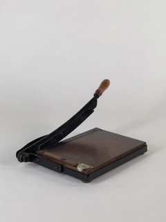 Guillotina antigua en hierro y madera - comprar online