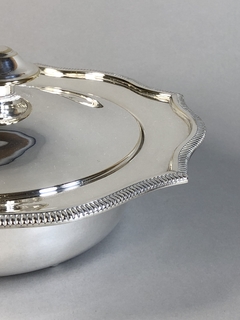 Centro con tapa en baño de plata. - comprar online