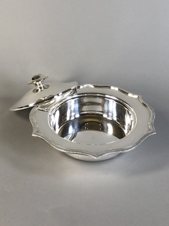 Centro con tapa en baño de plata. - Mayflower