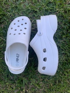 Crocs 47 Street con plataforma