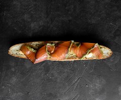 Salmón Curado con Corteza de Wasabi
