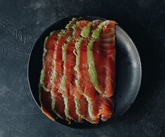 Salmón Curado con Corteza de Wasabi - Carta Corta