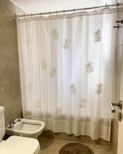 CORTINA DE BAÑO CON ESTAMPA RELIEVE