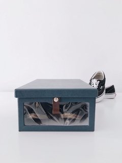 Caja con visor y tirador de cuero