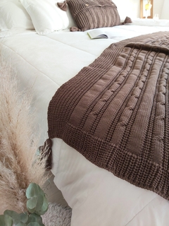 Manta/pie de cama + funda de almohadón CHOCOLATE - comprar online