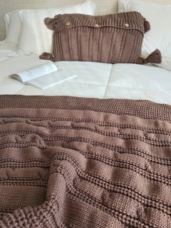 Manta/pie de cama + funda de almohadón CHOCOLATE en internet
