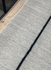 ALFOMBRA STITCHES - GRIS PLATA + ZAINA (TEXTURA BAETON)