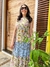 Vestido trapezio com babado em chiffon serena, manteiga, com estampa floral romântica Cheroy - maranata