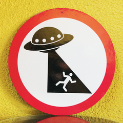 Placa UFO! RISCO DE ABDUÇÃO - Sinalização Criativa