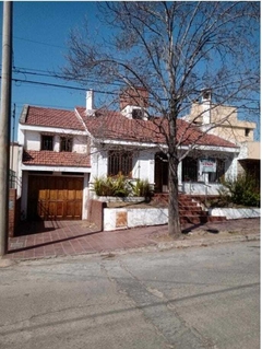 Se vende casa en calle Jose Giménez al 1700. Barrio Maipú 2 sección.