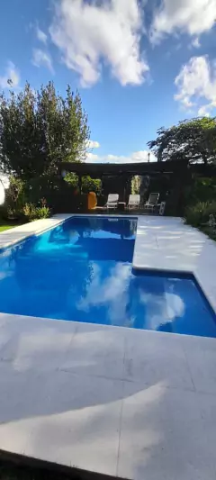 SE VENDE EXCELENTE CASA UBICADA EN BARRIO VILLA ALLENDE OESTE.