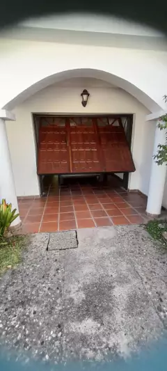 SE VENDE EXCELENTE CASA UBICADA EN BARRIO VILLA ALLENDE OESTE. en internet