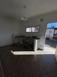 SE VENDE EXCELENTE CASA EN BARRIO SARGENTO CABRAL.