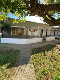 SE VENDE EXCELENTE CASA EN BARRIO SARGENTO CABRAL.