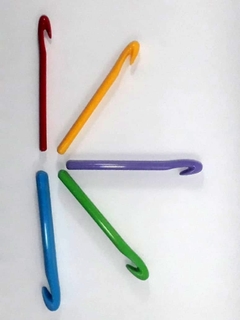 Aguja plástica para trapillo