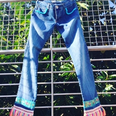 Jean intervenido Folk. Jeans personalizados a pedido tardan aprox 1 semana