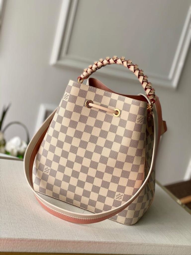 lv bolsa with red lining