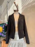 BLAZER ELASTIZADO CON BOTON Y BOLSILLO OJAL - tienda online