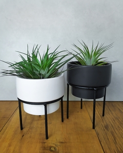 Jogo 2 Cachepots Preto e Branco Com Suporte