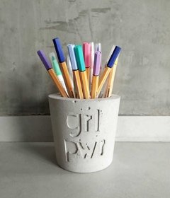 Porta Canetas de Cimento Girl Power - comprar online