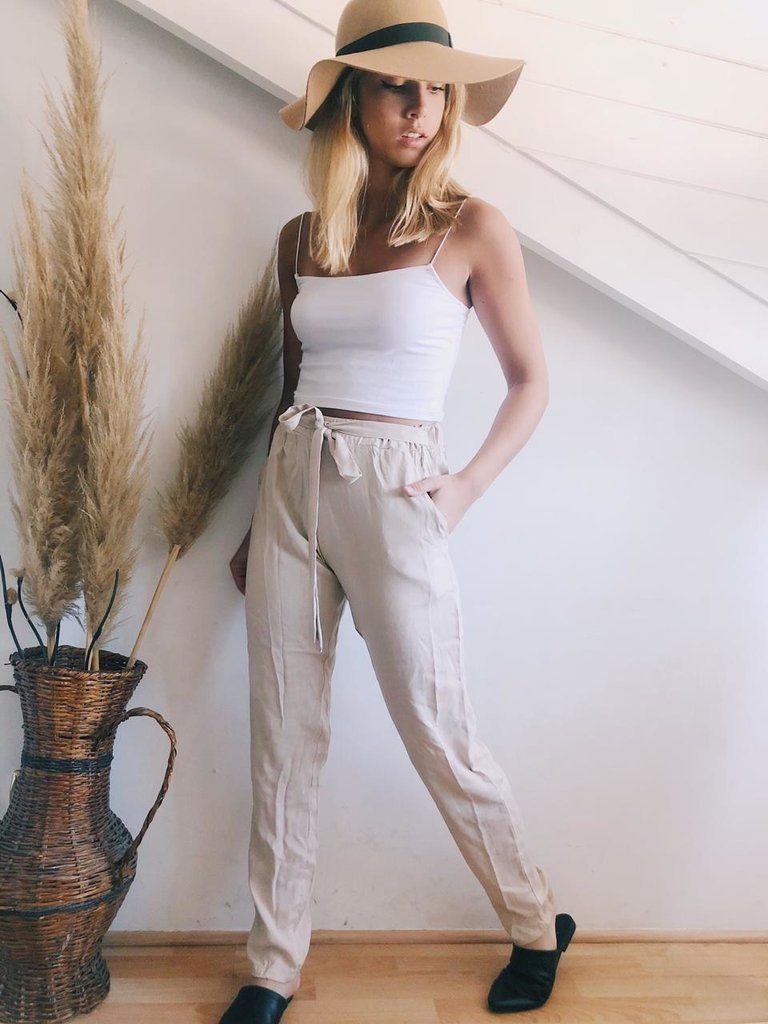 Ropa para trabajar en oficina mujer joven | Look con falda, vestido o jeans