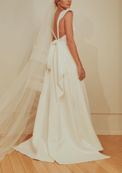 Vestido de noiva minimalista com sobre saia em laço desconstruído - TAM 36 na internet