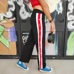 Calça preta com botões e faixa