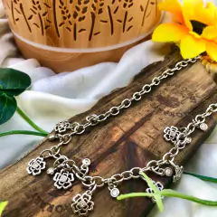 Colar pontos de luz e flor