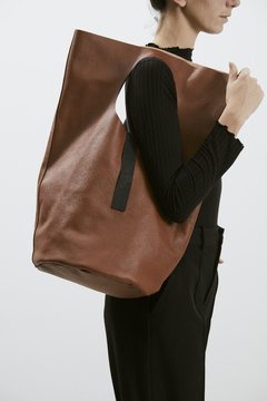 #002 BOLSA DE HOMBRO CON MANIJAS CALADAS