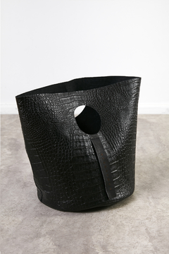 #010 BOLSA DE MANO CROCCO CON MANIJA CALADA - COMADREJA BOLSAS DE CUERO CON DISEÑO