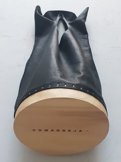 #003 BOLSA DE HOMBRO CON BASE DE MADERA en internet