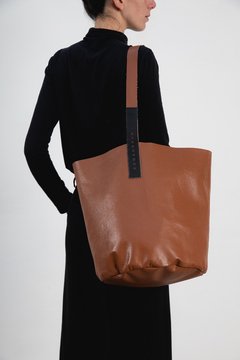 #009 BOLSA DE HOMBRO DE CUERO CON MANIJA