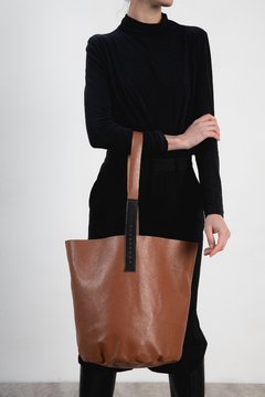 #009 BOLSA DE HOMBRO DE CUERO CON MANIJA