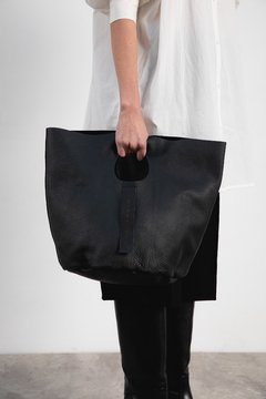 #001 BOLSA DE MANO CON MANIJA CALADA - COMADREJA BOLSAS DE CUERO CON DISEÑO