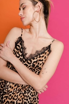 Vestido largo animal con encaje en el cuello - comprar online