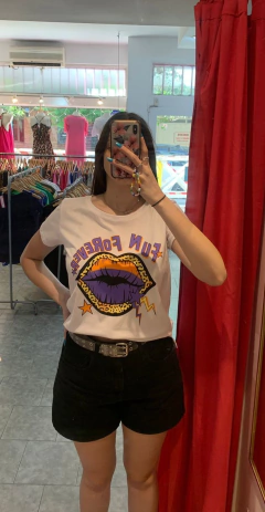 Remera estampa besos con colores