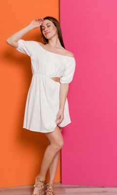 Vestido corto con agujero