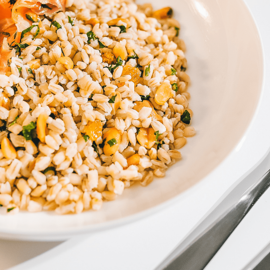 Tabule de cebada perlada, frutos secos y verdeo