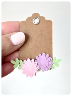 TAGS CON APLIQUE FLOR 3D + OJAL - LORELITAS
