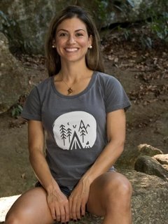 camiseta feminina up the mountain com estampa de acampamento na montanha