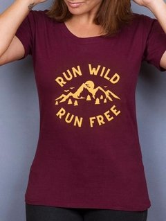 Camiseta Feminina Run Wild Run Free Vinho - Up The Mountain