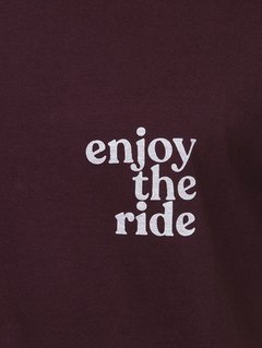 Detalhe Camiseta Masculina "Enjoy the Ride" - "Up The Mountain"