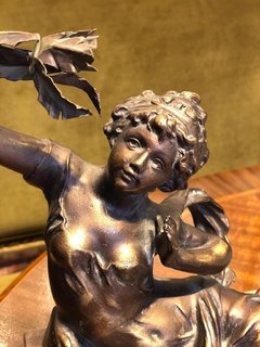 Escultura em petit bronze “Dama com flores” na internet