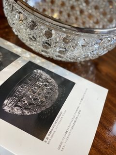 Centro de mesa em cristal Baccarat e borda em prata de lei na internet