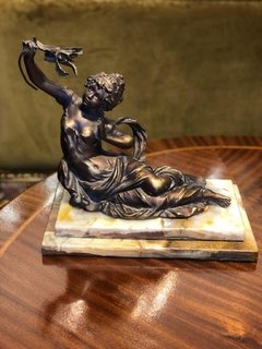 Escultura em petit bronze “Dama com flores” - Art Rarus Antiquário