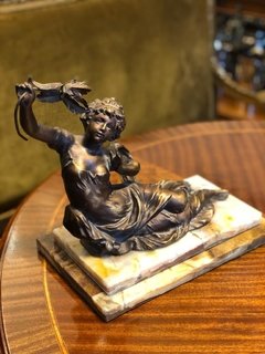 Escultura em petit bronze “Dama com flores” - comprar online