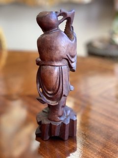 Escultura oriental em madeira representando “Sábio” na internet